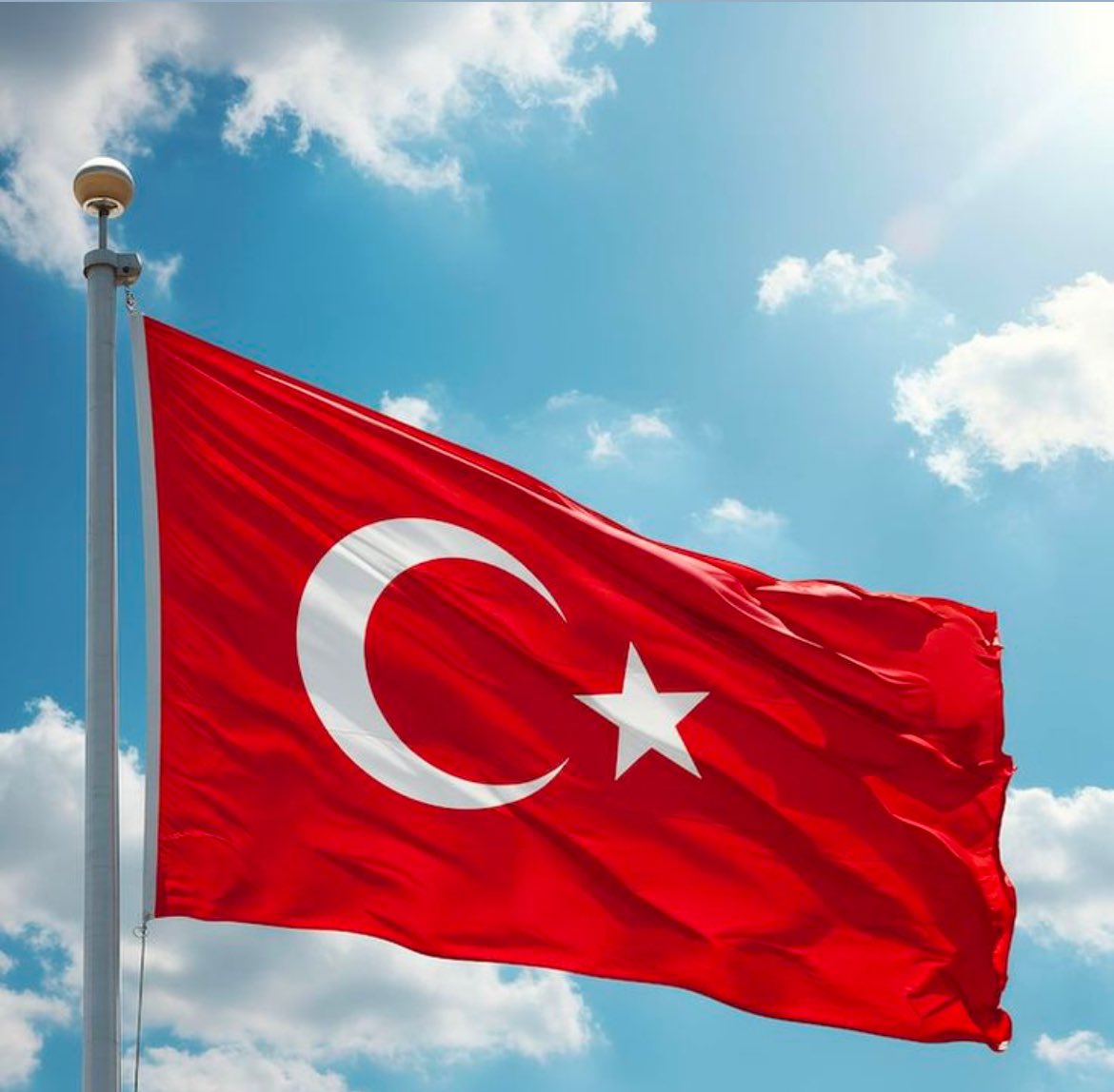 Türk bayrağını indirmeye yönelik her girişim, milletimizin ortak değerlerine yapılmış açık bir saygısızlıktır.
Bayrağımız da, irademiz de dimdik ayaktadır.