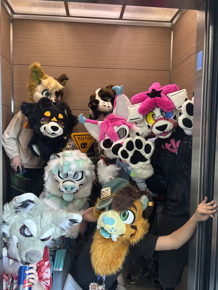 s3nue's tweet photo. @imArb0r Maybe cause you were holding the door open smh https://t.co/YoYOP59u9Z