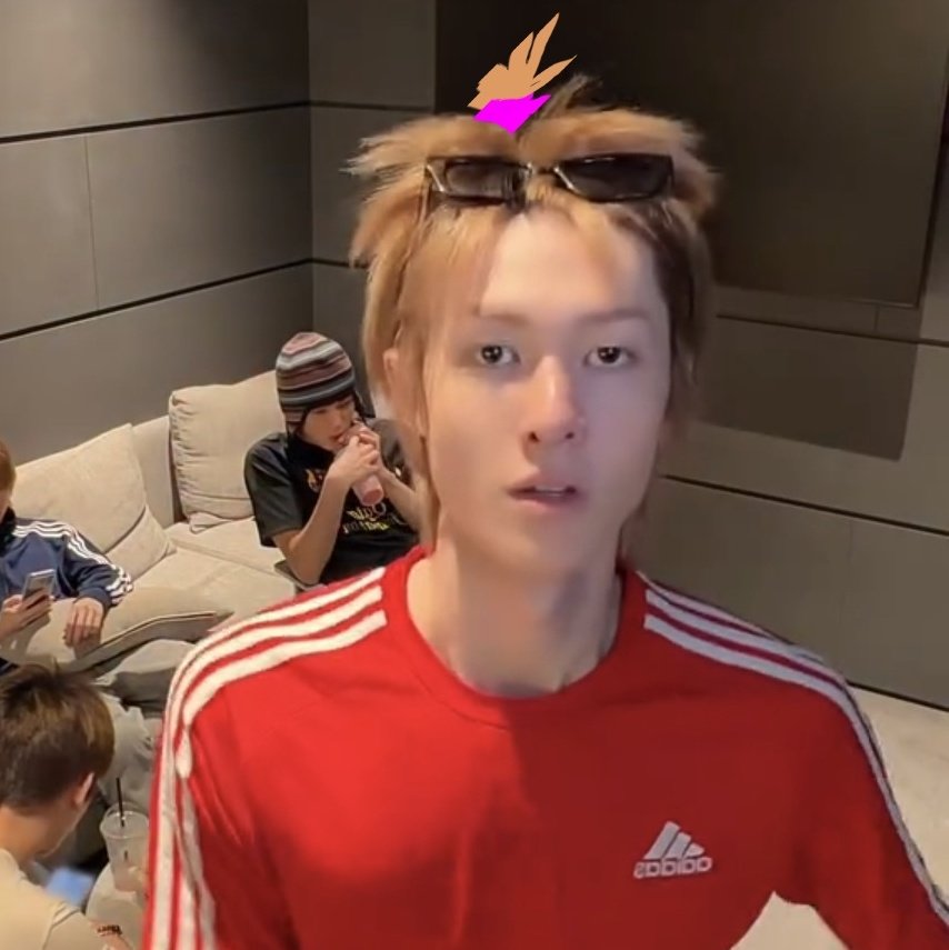 eomcoertis's tweet image. A smile is something special
A ribbon is something rare
So I'll be special and I'll be rare
With a smile and a ribbon in my hair 🎀