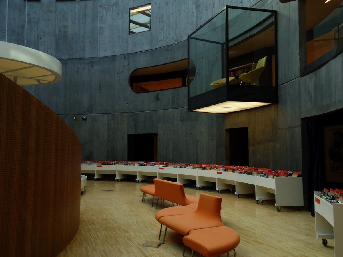 hkwhore444's tweet image. vous connaissez la bibliothèque municipale Oscar Niemeyer du Havre ? bah mtn si vive les architectes communistes brutalistes