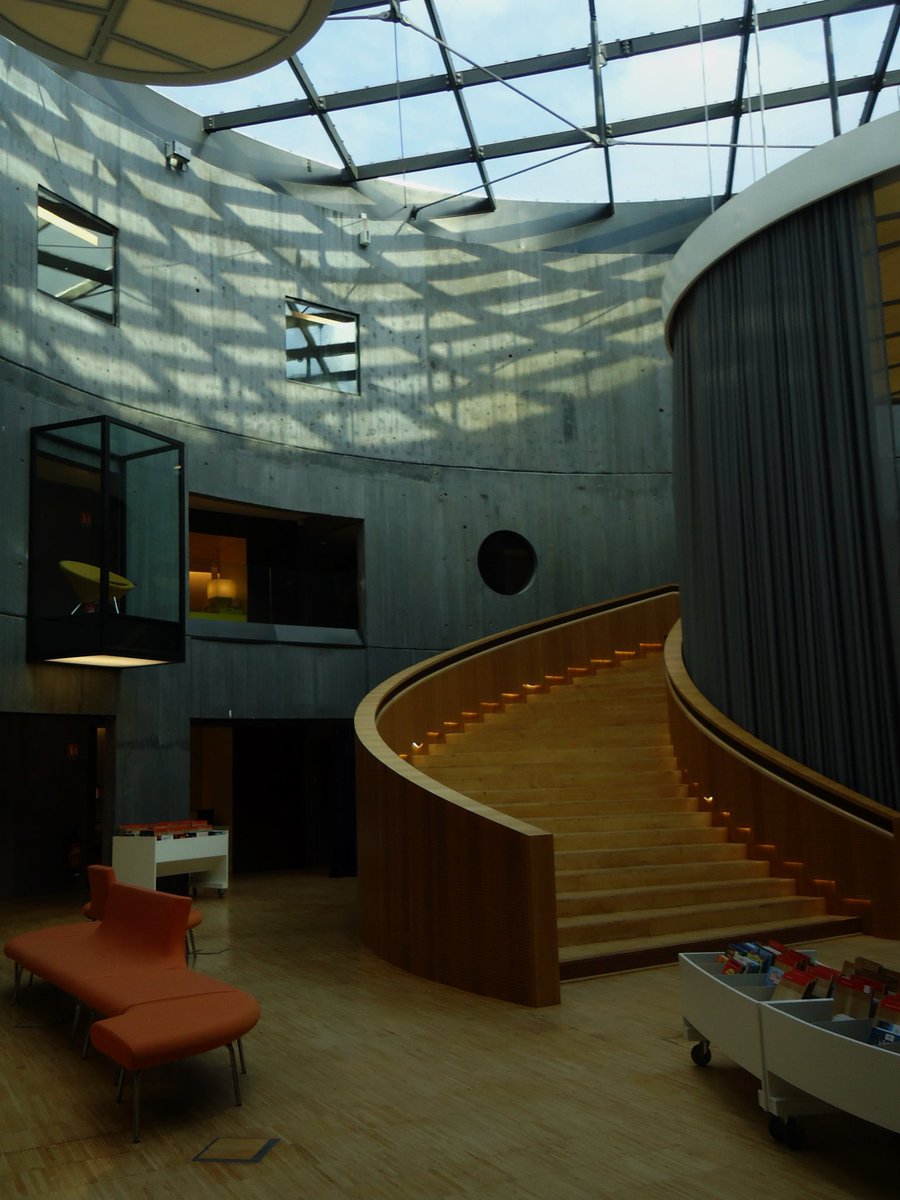 hkwhore444's tweet image. vous connaissez la bibliothèque municipale Oscar Niemeyer du Havre ? bah mtn si vive les architectes communistes brutalistes