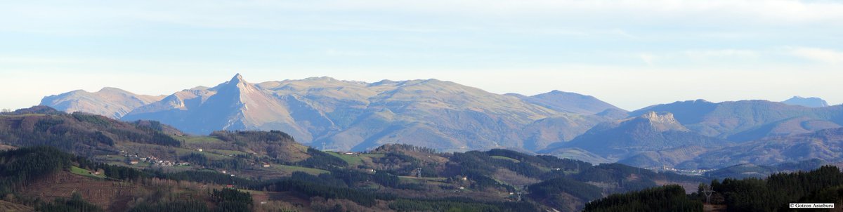 GotzonAr's tweet photo. Txindoki-Larrunarri, Aralar, Ataungo domoa, eta atzerago Beriain-San Donato, Urretxutik ikusita #mendiak #Aralar #Txindoki #SanDonato #EuskalHerria https://t.co/8F0HGoNWVK