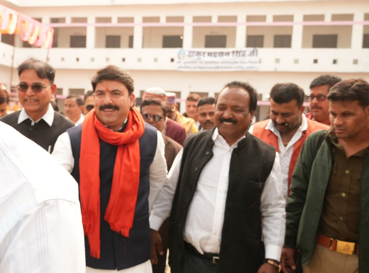 shalabhmani's tweet photo. देवरिया में सलेमपुर क्षेत्र के रोपनछपरा में महान विभूति ठाकुर भद्रसेन सिंह जी की पुण्यतिथि के अवसर पर आयोजित कार्यक्रम में पहुंच कर अपनी विनम्र श्रद्धांजलि अर्पित की। ग़रीब और वंचित बच्चों को शिक्षा के क्षेत्र में ठाकुर भद्रसेन सिंह जी का महत्वपूर्ण योगदान है। गाँव से शुरू हुए उनके छोटे से विद्यालय से निकले बच्चे आज देश और दुनिया में देवरिया का नाम रौशन कर रहे हैं। सुखद यह है कि उनकी ही राह पर चल कर उनकी पीढ़ी ने भी खुद को अपनी माटी के लिए समर्पित कर दिया है।

आज के इस कार्यक्रम में पंडित दीन दयाल उपाध्याय गोरखपुर विश्वविद्यालय की कुलपति श्रीमती पूनम टंडन जी, प्रोफेसर डॉ ध्रुवसेन सिंह जी, डॉ. चंद्रसेन सिंह जी, प्रो. हिमांशु सिंह जी, राजीव सिंह जी, श्री अजय तिवारी जी, श्री दुर्गेश सिंह जी, श्री दिवाकर तिवारी जी, श्री भूपेंद्र मिश्रा जी, निशिकांत दीक्षित जी, श्री शुभम जी प्रमुख रूप से उपस्थित रहे।