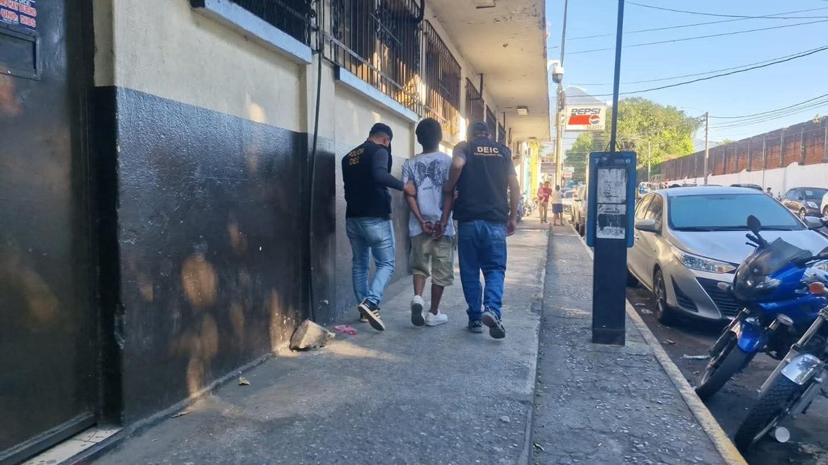 En la colonia Prados del Carmen, Escuintla, la Delegación de la División Especializada en Investigación Criminal detuvo a William Pérez, de 26 años, durante un operativo en el que se localizó un arma de fuego dentro de un inmueble allanado. 
#EuEscuintla