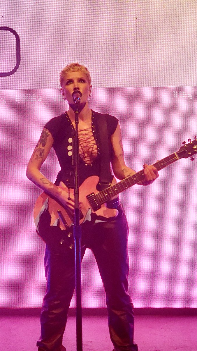 teverette11's tweet photo. Finally seeing Ego live took the very last of my voice and most of my remaining energy from jumping and singing. I am forever Team 'Ego deserved better' what a fucking rockstar #Halsey #BackToBadlands Detroit N1 #Ego #ForMyLastTrick @haIseylq https://t.co/kBxRjSwlgw