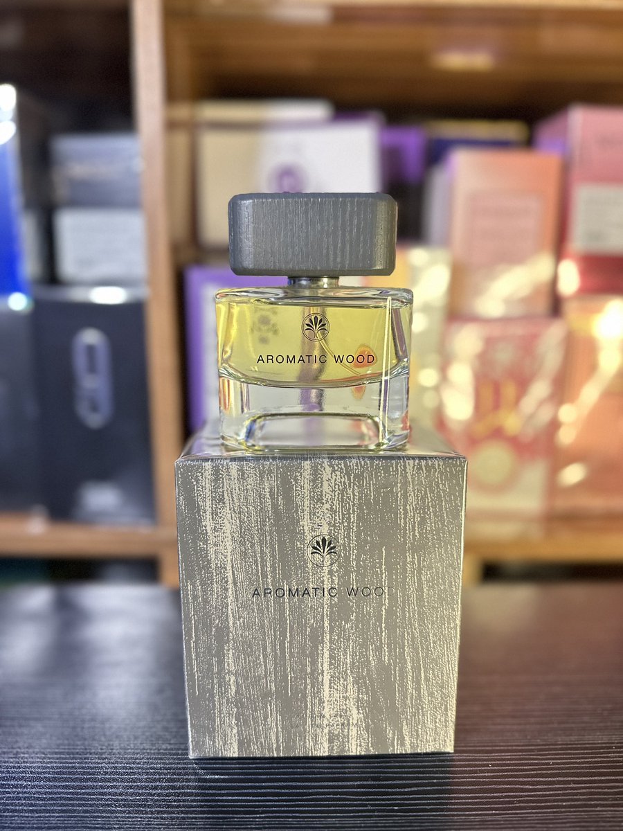 fragranceplug's tweet photo. AROMATIC WOOD (M)

A sophisticated blend of bright citrus and rich earthy woody notes. Perfect for both day and night events. 

Fragrance notes; Bergamot, Neroli, Basil, Lavender, Woody Notes.

🏷️ 26,500ngn
EDP 100ml

Shop via; https://t.co/IXX5uNdYIX https://t.co/S0XgngXo46