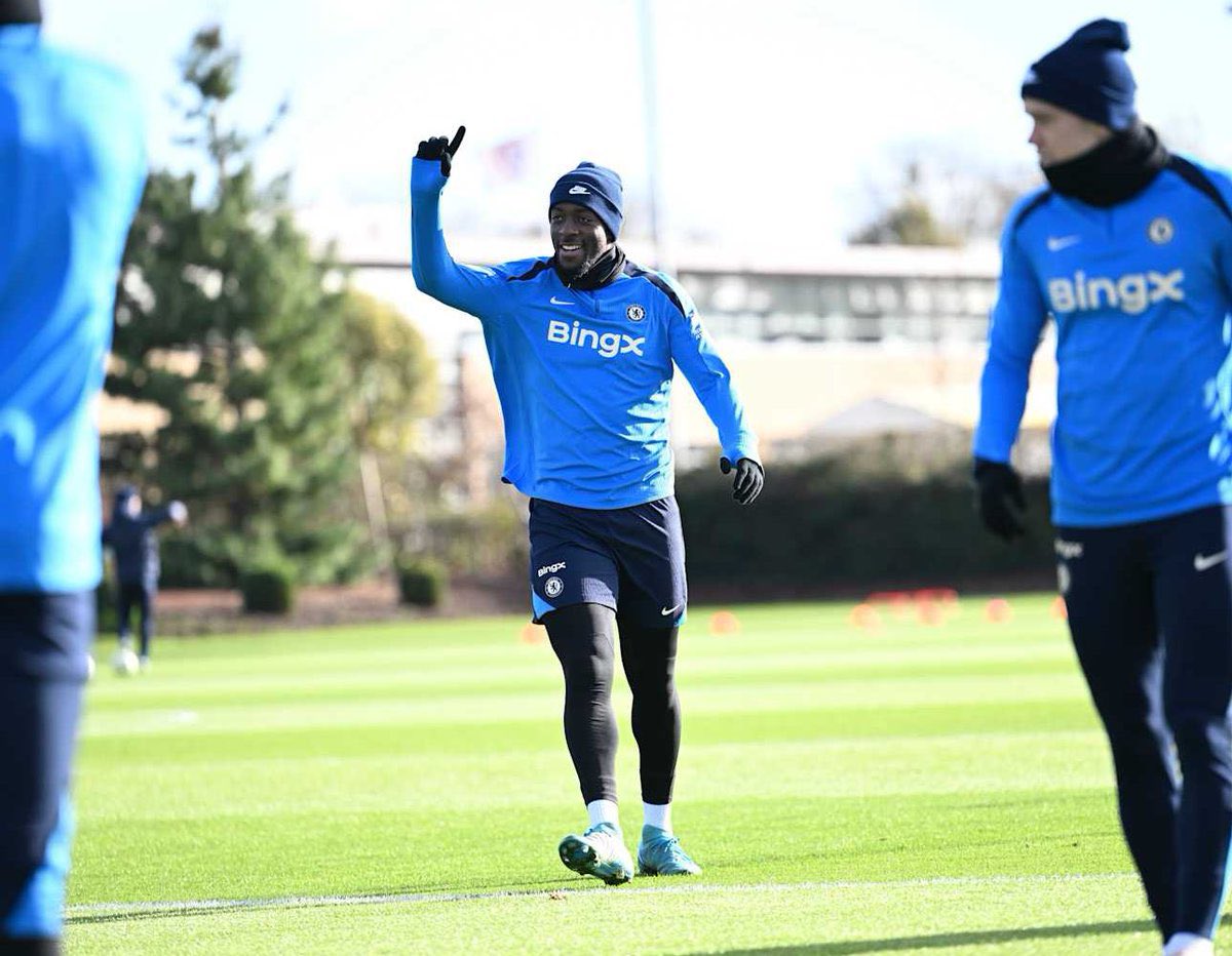 FabrizioRomano's tweet image. 🚨🔵 Axel Disasi returned to first team training with Chelsea, Rosenior confirms.

“I had a really good meeting with him. I said to players that it's a clean slate for everybody, it was right for me to chat with him. He's behind in terms of his fitness and we'll work with him”.