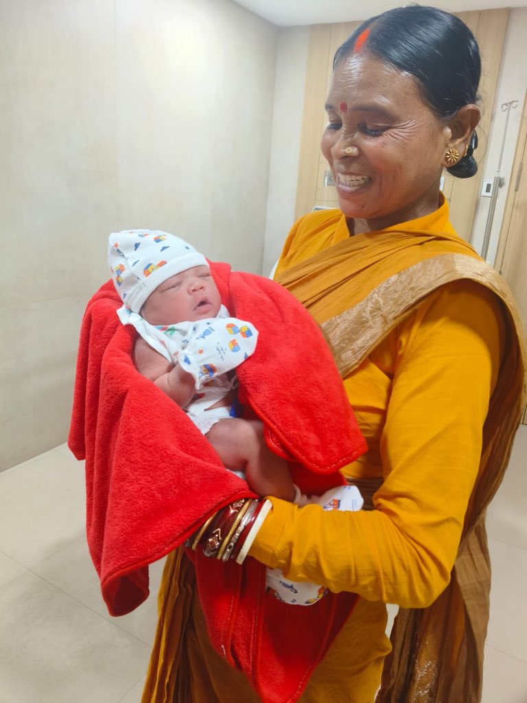 चेन्नई से आई खुशियो की खबर मैं नाना बन गया है “
बेटी चाँद की नन्हीं परी आई है ।
आणवी दीदी बन गई है,उनकी छोटी बेबी आज इस दुनिया में आई है ।