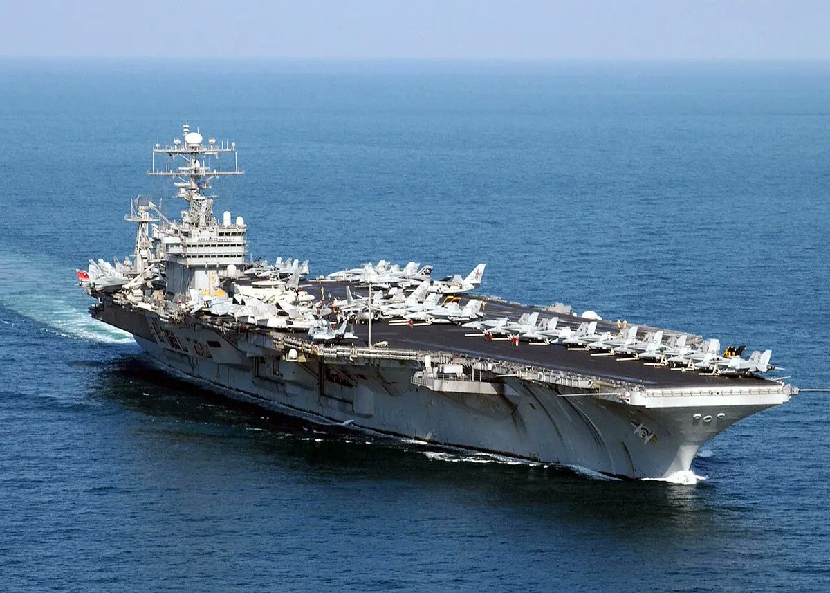 TousiTVOfficial's tweet image. 🚨 BREAKING: USS Abraham Lincoln has now turned off its AIS tracking system as it gets closer to the Iranian territory