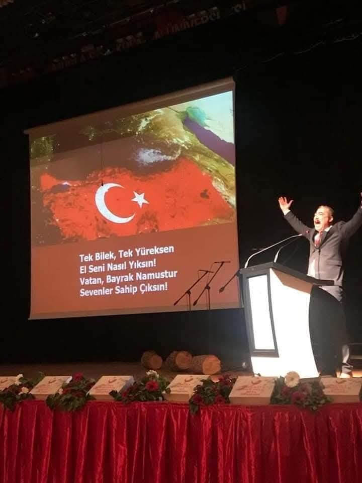 Ey mavi göklerin beyaz ve kızıl süsü,
Kız kardeşimin gelinliği, şehidimin son örtüsü,
Işık ışık, dalga dalga bayrağım!
Senin destanını okudum, senin destanını yazacağım...