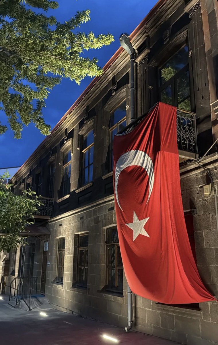 Binlerce şehit verdiğimiz şanlı Türk bayrağını yakanlara bugün sessiz kalanlar görüyoruz. 

Kimse unutmasın ki Türk bayrağı onursuzların, namussuzların ve vatansızların ellerinde kirlenecek şey değildir. 

Vatanı, bayrağı ve namusu olmayanların anlayabileceği bir dert değildir!