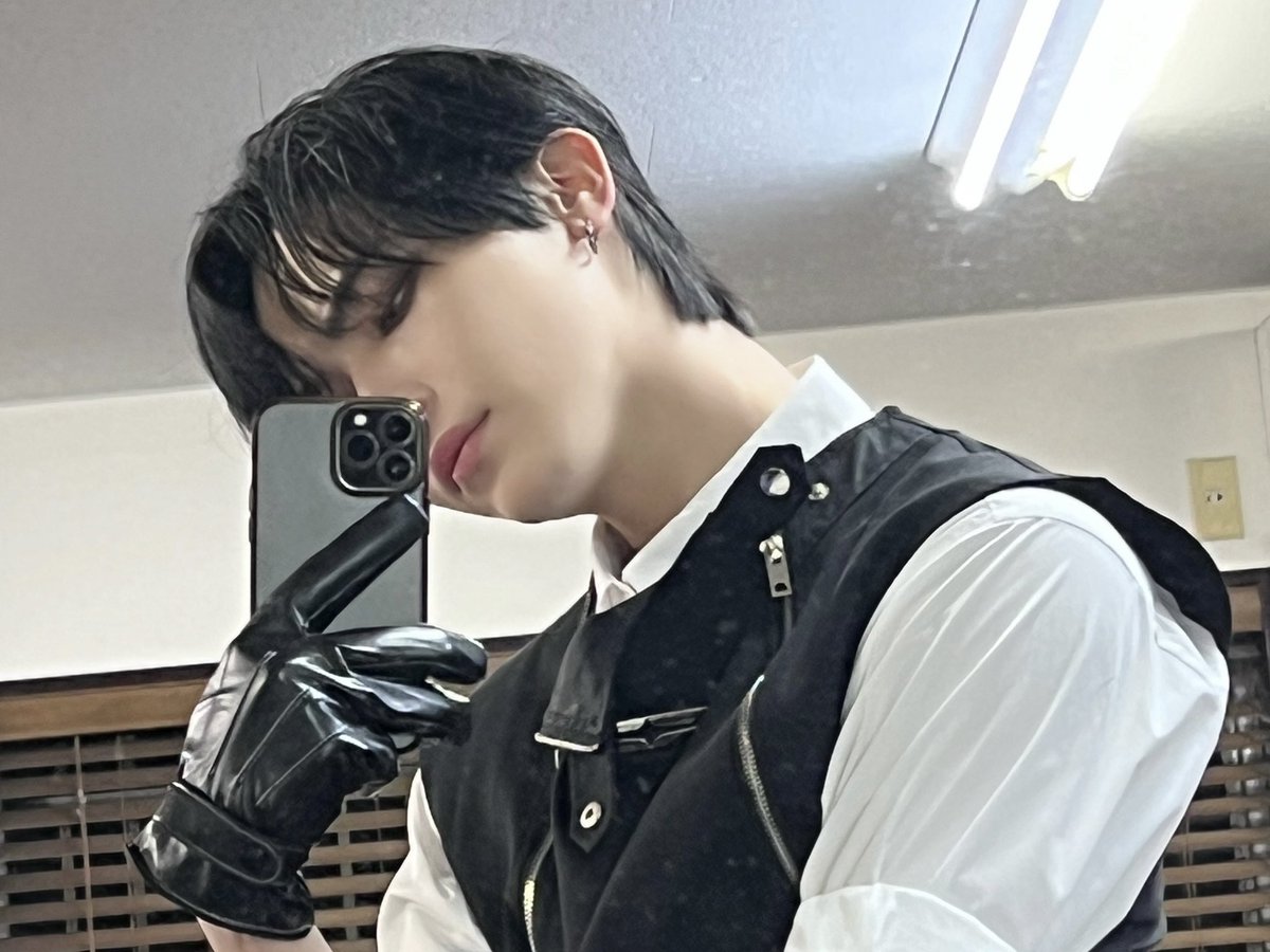 todayzip's tweet image. 아이돌 아니면 절대 입을 일 없는 조끼에 장갑 같은 착장만 보면 심장이 ㄴㅁㄴㅁ 뛰고 과한 게 이렇게 잘 어울리는 분이라 아이돌 안 하셧으면 어쩔 뻔 했으며... 그래도 잘 데뷔해 줘서 내 눈에 들어와 주신 니코님께 정말 감사할 뿐… 😱😱