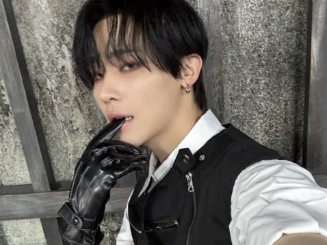 todayzip's tweet image. 아이돌 아니면 절대 입을 일 없는 조끼에 장갑 같은 착장만 보면 심장이 ㄴㅁㄴㅁ 뛰고 과한 게 이렇게 잘 어울리는 분이라 아이돌 안 하셧으면 어쩔 뻔 했으며... 그래도 잘 데뷔해 줘서 내 눈에 들어와 주신 니코님께 정말 감사할 뿐… 😱😱