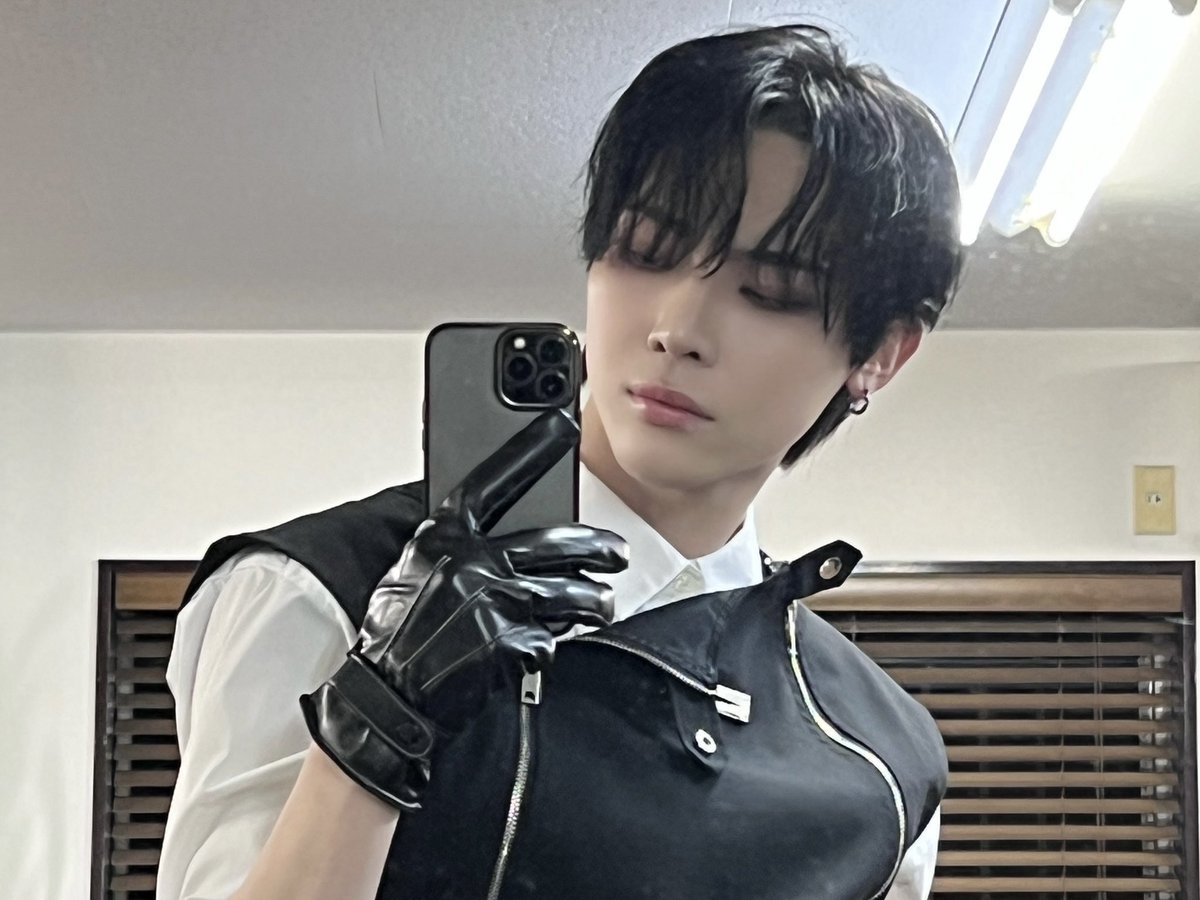 todayzip's tweet image. 아이돌 아니면 절대 입을 일 없는 조끼에 장갑 같은 착장만 보면 심장이 ㄴㅁㄴㅁ 뛰고 과한 게 이렇게 잘 어울리는 분이라 아이돌 안 하셧으면 어쩔 뻔 했으며... 그래도 잘 데뷔해 줘서 내 눈에 들어와 주신 니코님께 정말 감사할 뿐… 😱😱