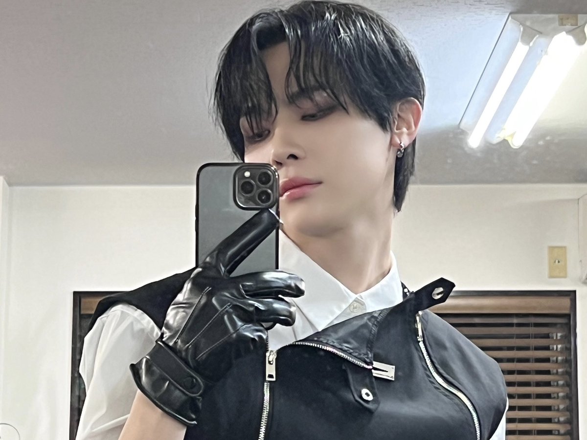 todayzip's tweet image. 아이돌 아니면 절대 입을 일 없는 조끼에 장갑 같은 착장만 보면 심장이 ㄴㅁㄴㅁ 뛰고 과한 게 이렇게 잘 어울리는 분이라 아이돌 안 하셧으면 어쩔 뻔 했으며... 그래도 잘 데뷔해 줘서 내 눈에 들어와 주신 니코님께 정말 감사할 뿐… 😱😱