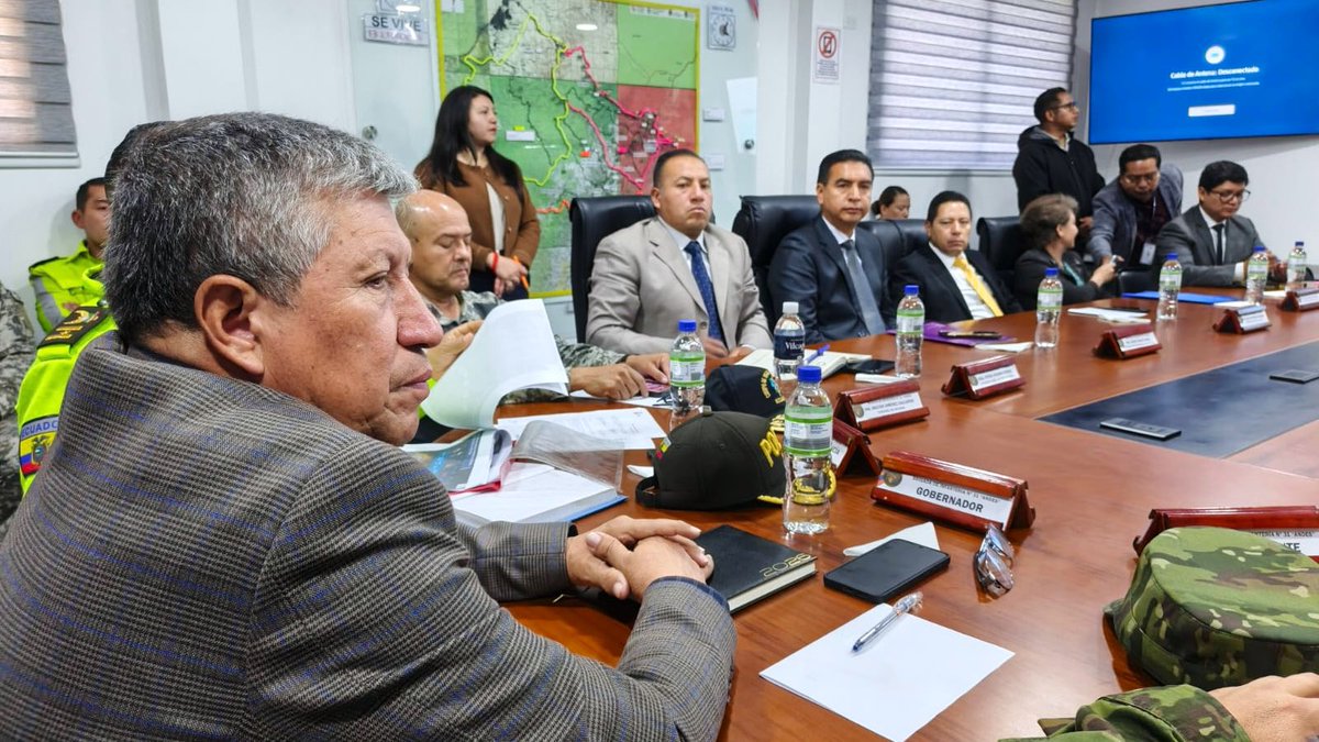 ecu911Ibarra's tweet photo. #Tulcán | El Jefe Local del @ECU911_  @dhtarupi participó en la Mesa de Seguridad Provincial, convocada por @GoberCarchi, en la Brigada de Infantería N._31 Andes . 

En la cita, presidida por el  Gobernador @borjabyron987, participan varias autoridades del Estado y exponen el trabajo realizado en territorio. 

#LíneaÚnicaParaEmergencias 9️⃣1️⃣1️⃣.