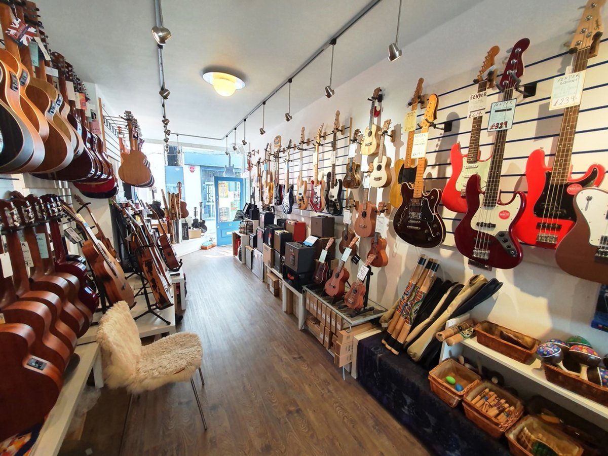 PaviourPS's tweet image. ESTABLISHED MUSIC SHOP OVER TWO FLOORS WITH 4 x STUDIO ROOMS
RETIREMENT SALE – HUGE POTENTIAL IN NEW HANDS
PROTECTED NO COMPETITION CLAUSE IN THE LEASE
RENT JUST £7,200 PER ANNUM
REF: M3185
SOUTH EAST KENT £15,000 LEASEHOLD + SAV
PRICE INCLUDES WEALTH OF MUSIC &amp;amp; DISPLAY EQUIPMENT