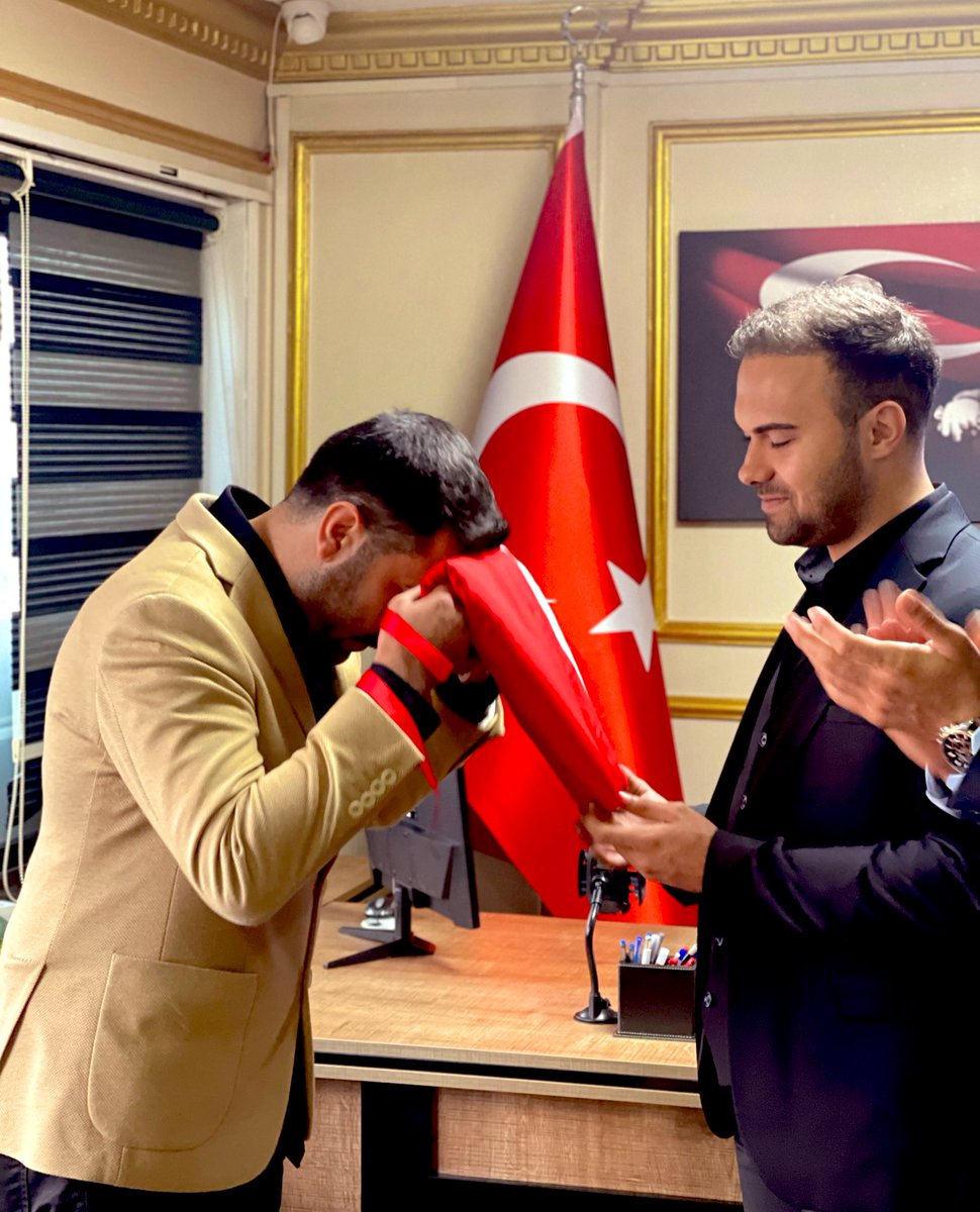 Ey mavi göklerin beyaz ve kızıl süsü, 
Kız kardeşimin gelinliği, şehidimin son örtüsü, 
Işık ışık, dalga dalga bayrağım! 
Senin destanını okudum, senin destanını yazacağım.

Tarihim, şerefim, şiirim, her şeyim: 
Yeryüzünde yer beğendim! 
Nereye dikilmek istersen 
Söyle, seni