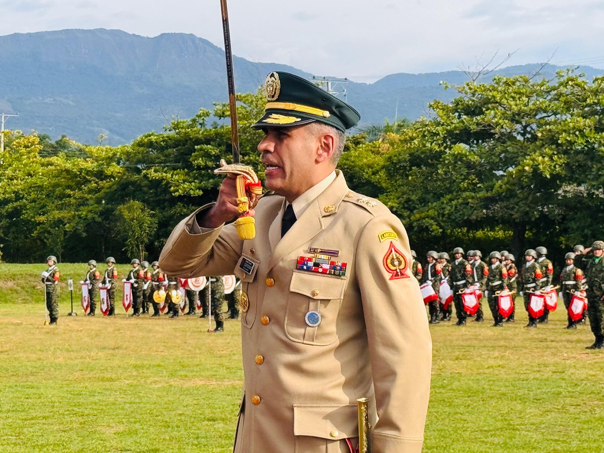 COL_EJERCITO's tweet photo. En el Fuerte Militar de Tolemaida se llevó a cabo la ceremonia de transmisión de mando de la Fuerza de Despliegue Rápido N.°1, unidad insignia y élite del Ejército Nacional.

El brigadier general Édgar Rodríguez Pérez asumió el mando con la misión de continuar trabajando por el bienestar y la seguridad de los habitantes del corazón del #Meta, desde el puesto de mando de la unidad en el municipio de La Macarena.

Expresamos nuestro agradecimiento al brigadier general Óscar del Cristo Díaz Montiel por la gestión realizada, quien asumió el reto de comandar la #Brigada11, en el departamento de #Córdoba.

#PatriaHonorLealtad