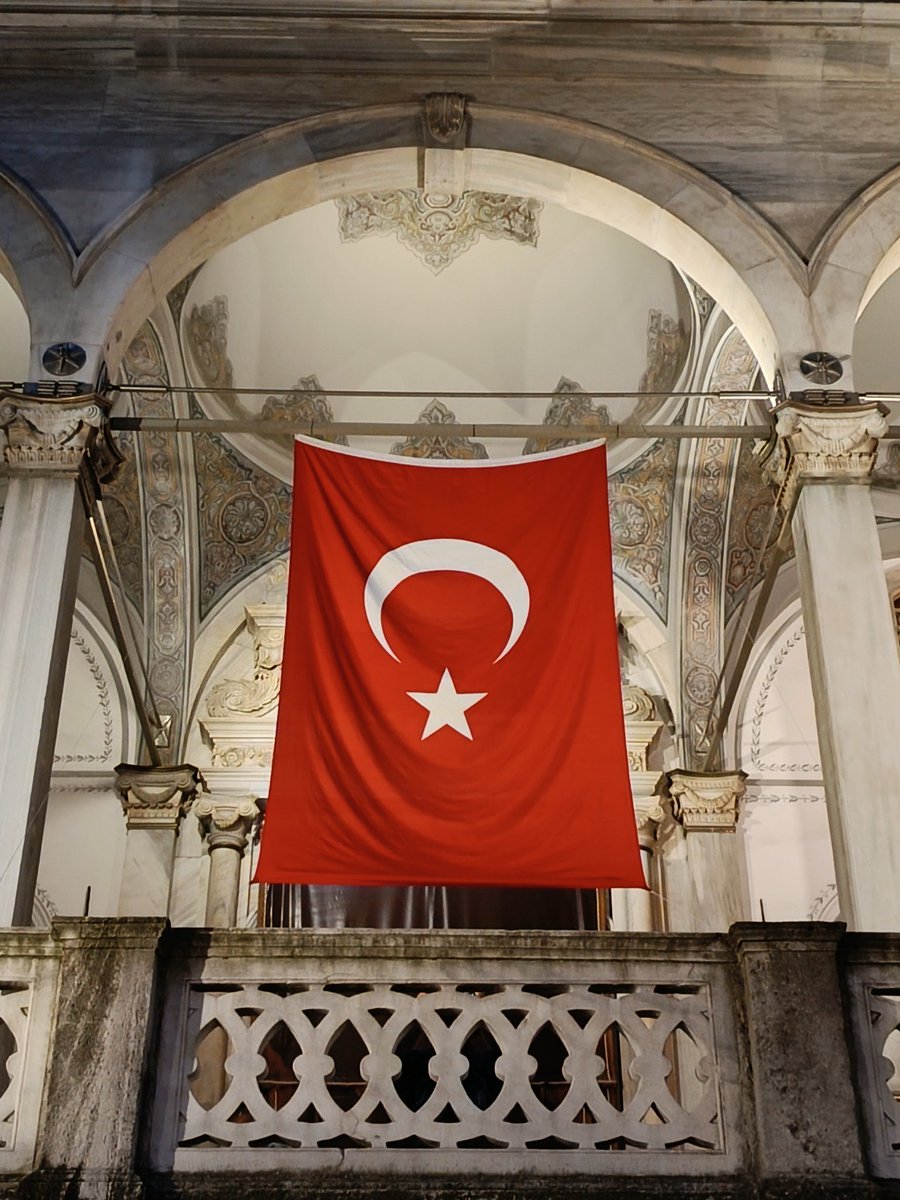 Onlar bayrak, sen vatansın.
Ve vatan sevgisi imandandır. 🇹🇷