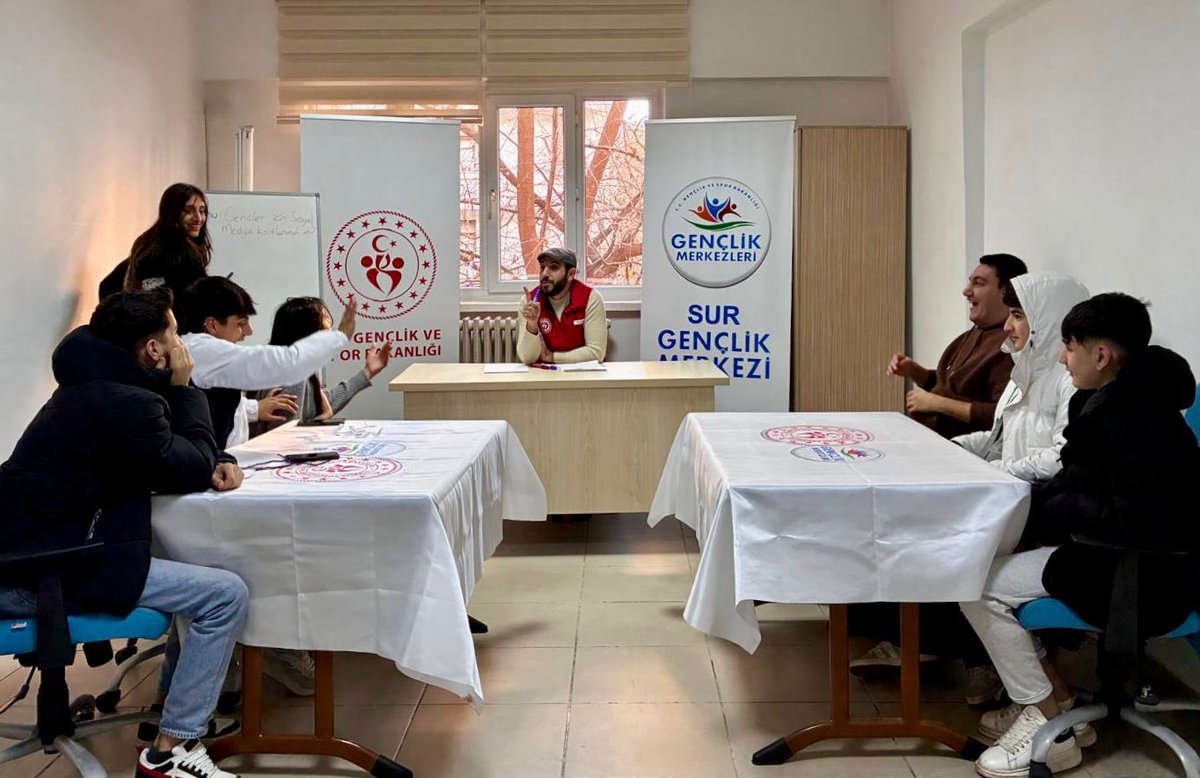 Kış Kulübümüz hız kesmeden devam ediyor. ❄️
Bugün mavi odada  gençlerimizle bir araya gelerek sosyal medya kullanımı üzerine düşündüren bir münazara gerçekleştirdik.

Kış kulübümüz birbirinden farklı etkinliklerle devam edecek. Tüm gençlerimizi bekliyoruz.✨
#surgm