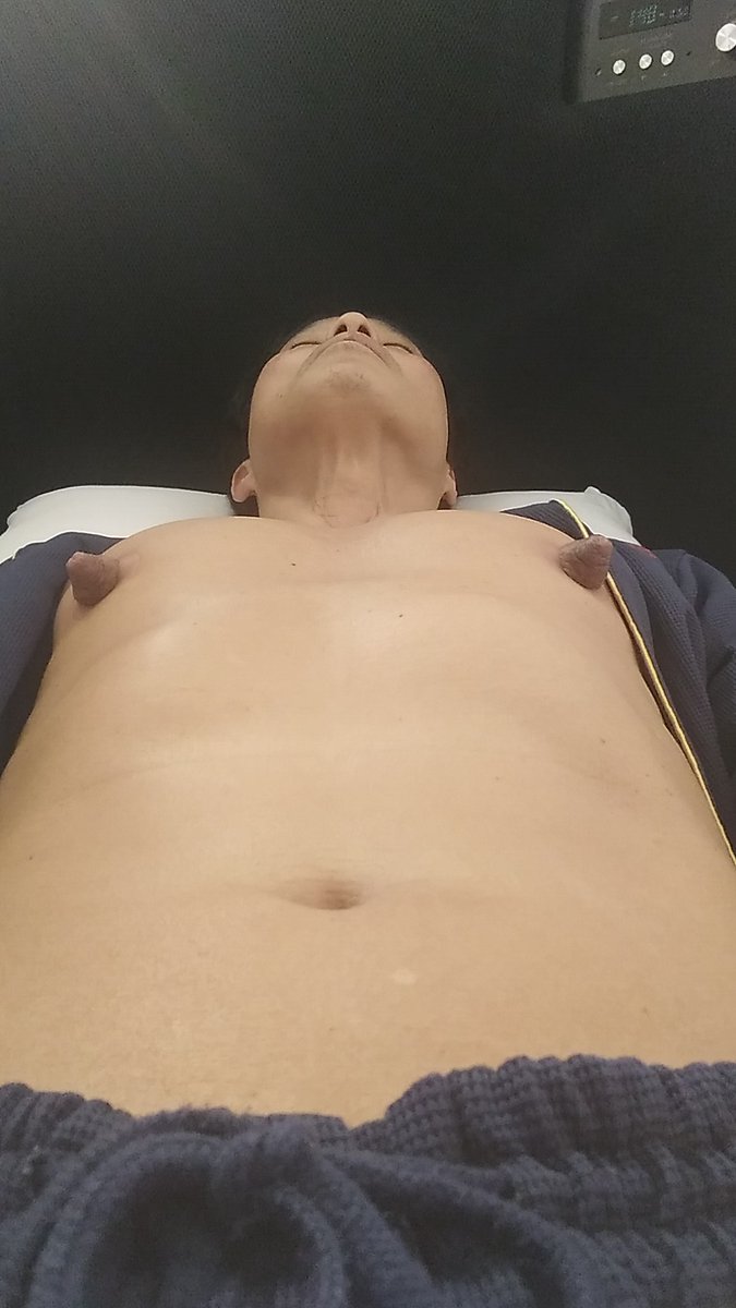 無抵抗にしてるから、胸から飛び出てるデカ乳首を好きにしちゃってください！