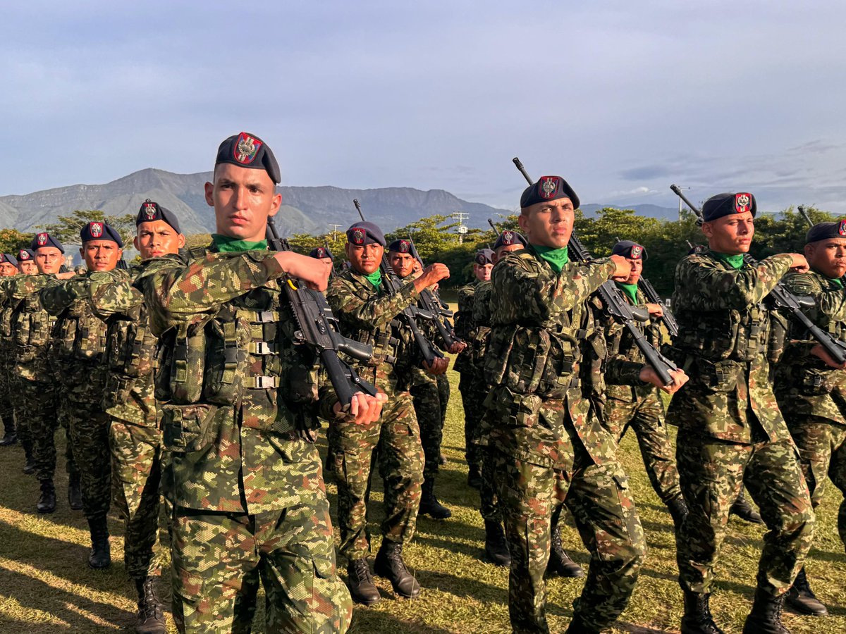COL_EJERCITO's tweet photo. En el Fuerte Militar de Tolemaida se llevó a cabo la ceremonia de transmisión de mando de la Fuerza de Despliegue Rápido N.°1, unidad insignia y élite del Ejército Nacional.

El brigadier general Édgar Rodríguez Pérez asumió el mando con la misión de continuar trabajando por el bienestar y la seguridad de los habitantes del corazón del #Meta, desde el puesto de mando de la unidad en el municipio de La Macarena.

Expresamos nuestro agradecimiento al brigadier general Óscar del Cristo Díaz Montiel por la gestión realizada, quien asumió el reto de comandar la #Brigada11, en el departamento de #Córdoba.

#PatriaHonorLealtad