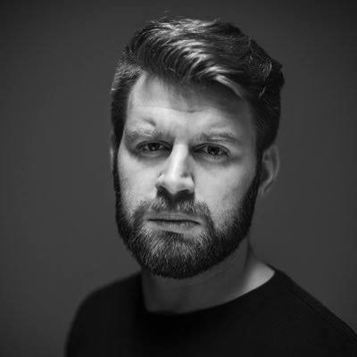 Funkcjonariusz medialny Jakub Korus z Newsweeka znowu nadaje. A pozew wobec niego w drodze. Podobnie jak prywatny akt oskarżenia. Ostatnio musiał przepraszać Mecenasa <a href="/BartoszLewand20/">Bartosz Lewandowski</a> 

Będą odszkodowania i będą przeprosiny. Wcześniej jednak musi wrócić do Polski praworządność.