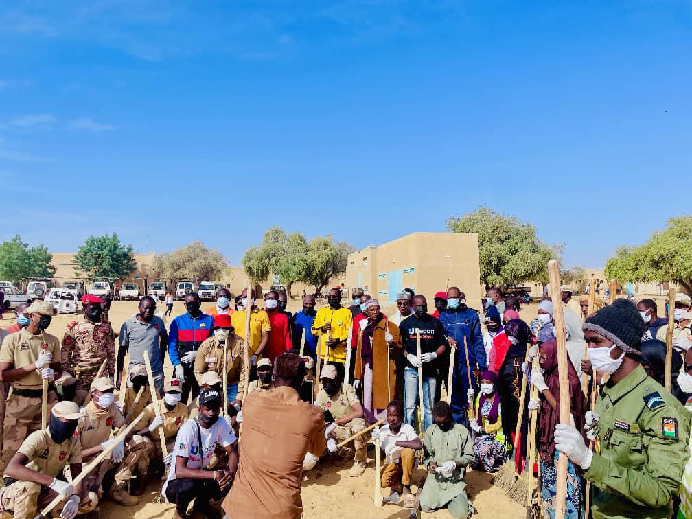 Sous le slogan « Tsabta alhakin kowa ce » U-Report Tanout, en collaboration avec les organisations de jeunes, a organisé une séance de salubrité à l’Hôpital.

Cette action vise à assainir l’environnement hospitalier et à améliorer les conditions d’accueil et d’hospitalisation.