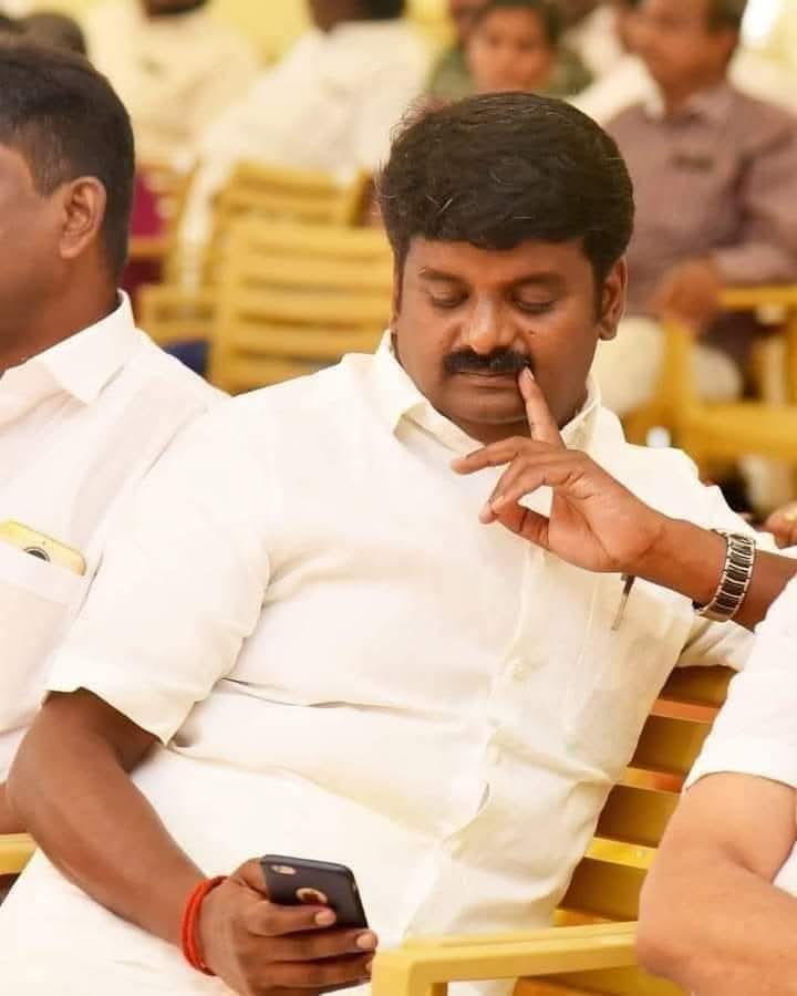 GowriSankarD_'s tweet photo. படித்து முடித்த உடன் மெய் சிலிர்க்கும் நிகழ்வு....

அதான் அண்ணா திமுக காரன்

முன்னாள் அஇஅதிமுக அமைச்சர் விஜயபாஸ்கருக்கு, திமுக முரட்டுத் தொண்டனின்  கோடான கோடி நன்றிகள் 

கடந்த டிசம்பர் 9ம் தேதி கும்பகோணத்திலிருக்கும் எனது மாமியாருக்கு நெஞ்சுவலிப்பதாகவும் தஞ்சாவூர் மருத்துவக்கல்லூரி மருத்துவமனைக்கு என்னுடைய மாமனார் அழைத்து வந்துகொண்டிருப்பதாகவும் எனக்கு தகவல்தந்து தஞ்சாவூர் மருத்துவக்கல்லூரிக்கு வரச்சொன்னார்கள்.

நானும் பதறியபடி உடனே  நண்பர் ஒருவரின் காரில் தஞ்சைக்கு கிளம்பினேன். 

கந்தர்வக்கோட்டை தாண்டுவதற்குள் சொந்தம்பந்தத்தினரின் அநேக அழைப்பு விசாரணை பேசிக்கொண்டே சென்றதால் என்னுடைய செல்போனின் சார்ஜ் முடிந்து செல்போன் அணையக்கூடிய நிலையில்,

என்னோடு வந்திருந்த நண்பரின் செல்போனில் இருந்து திமுக வடக்கு  மாவட்டச்செயலாளர் அண்ணன் செல்லபாண்டியன் அவர்களுக்கு மருத்துவக்கல்லூரியில் யாரும் மருத்துவர்களிடம் பரிந்துரைக்கு சொல்ல முடியுமா என்பதற்காக போன் பண்ணினேன் இரண்டுமுறை. 

இரண்டு முறையும்அவர் போனை எடுக்கவில்லை . 

தஞ்சை போகும் வரைகூட அந்த எண்ணுக்கு அவர் மிஸ்டுகால் பார்த்துக் கூட கூப்பிடவில்லை . 

எண்ணுடைய செல் போனும் சார்ஜ்  இல்லாமல் நின்றும் விட்டது  நான் என்ன செய்வதென்று புரியாமல் ,இருக்கும் போதே வலி அதிகமானதால் தஞ்சாவூரில் இருக்கும் காமாட்சி எனும் தனியார் மருத்துவமனையில் என்னுடைய மாமியார் அவர்களை சேர்த்து விட்டதாக நண்பனின் செல்போனுக்கு தகவல் தந்தார்கள் . 

நானும் அந்த மருத்துவமனைக்கு சென்று விசாரித்த போதுதான் அந்த மருத்துவமனை அதிமுகவை சேர்ந்த முன்னாள் அமைச்சர் காமராஜர் மகனின் மருத்துவமனை என்பதை அறிந்தேன் .

முன்னாள் அதிமுக  அமைச்சரின் மருத்துவமனை என்பதால் புதுக்கோட்டை முன்னாள் அதிமுக அமைச்சர் அன்பு அண்ணன் விஜயபாஸ்கரிடம் சிறப்பாக கொஞ்சம் நோயாளியை கவனிக்கச் சொல்லி உதவி கேட்கலாமா என்று நண்பரிடம் தயங்கியே சொன்னேன். 

ஏனென்றால்,

நாம திமுக அவர் உதவி செய்வாரோ என்கிற சந்தேகத்தில் . என் நண்பரும் மருத்துவ உதவி தானே நிச்சயமாக செய்வார் என்று தன்னிடம் விஜயபாஸ்கர் அவர்களின் எண் உள்ளது பேசு என்றார் . அவர் கொடுத்த எண்ணிற்கு நான் அண்ணன் விஜயபாஸ்கர் எண்ணுக்கு போன் பண்ணினேன் ஆனால் அவரும் போனை எடுக்கவில்லை . 

சரி நடப்பது நடக்கட்டும் என்று மருத்துவமனையில்  அமர்ந்திருந்தேன் . 

மருத்துவமனையில் நோயாளிக்கு முதலுதவி சிகிச்சை கொடுத்துவிட்டு உடனடியாக அறுவை சிகிச்சை செய்யவேண்டும் என்று என் மாமனாரிடம் மருத்துவமனை ஊழியர்கள் சொல்லிக் கொண்டிருக்கும் போதே,

நான் அண்ணன் விஜயபாஸ்கருக்கு பண்ணிய எண்ணிலிருந்து எனக்கு அழைப்பு வந்தது நான் போனை அட்டன் செய்தேன் அப்போது எதிர் முனையில் நான் முன்னாள் அமைச்சர் விஜயபாஸ்கர் அவர்களின் உதவியாளர் அவர் எண்ணிற்கு அழைத்திருக்கிறீர்கள் நீங்கள் யார் என்ன விசயம் என்று கேட்டார்.

நானும் நான் முன்னாள் புதுக்கோட்டையின்  நகர்மன்றத்தலைவர்  ராமதிலகம் உடையப்பனின் மகன் அண்ணணிடம் பேசவேண்டும் என்றேன் உடனே போனை அண்ணன் வியபாஸ்கரிடம் கொடுத்தார் உதவியாளர்.

நானும் வணக்கம் சொல்லிவிட்டு நிலைமையை கலக்கத்தோடு சொல்லி முன்னாள் அமைச்சர் காமராஜரிடம் சொல்லி, என் மாமியாருக்கு சிறப்பான சிகிச்சை கொடுக்கச் சொல்லுங்க அண்ணா என கேட்டேன்.

அவரும் அப்படியே லைன்னில் இருங்க என்று என்னிடம் சொல்லிவிட்டு இன்னொரு போனில் காமராஜ் அவர்களின் மகன் அந்த மருத்துவமனையின் நிர்வாக இயக்குநரான மருத்துவரிடமே பேசி,

இவர் திமுக காரர் தான் புதுக்கோட்டையில் முக்கியமான குடும்பம் நல்லா சிகிச்சை கொடுங்க என்று என் அத்தையின் மெடிக்கல் ஹிஸ்டரியையே என்னை லைன்னில் வைத்துக்கொண்டே கேட்டறிந்தார்.

பின் என்னிடம் கவலைப்படாத தம்பி என்று சொல்லிவிட்டு ஆறுதல் கூறி நான் மேலும் பார்த்துக்கொள்ளுகிறேன் என்றார் . 

அறுவை சிகிச்சையும் நல்லபடியாக முடிந்தது இன்றைக்கு டிஸ்சார்ஜ் சிகிச்சைக்கான  மருத்துவ கட்டணத்தை ரசீதாக கொண்டுவந்து மருத்துவமனை ஊழிர்கள் கொடுத்தார்கள் . 

அண்ணன் விஜயபாஸ்கரிடம் இன்றும் போன் பண்ணினேன் நன்றிசொல்ல, நன்றியும் சொன்னேன், அண்ணா இன்று டிஸ்சார்ஜ் என்று சொன்னேன் பில் எவ்வளவு போட்டிருக்காங்க என்று கேட்டார் அண்ணன் அவர்கள்.

பில்லில் இருந்த தொகையை சொன்னேன் ஒருநிமிடம் லைன்ல இருங்க என்று இன்னொரு போனில் மருத்துவமனை நிறுவக தலைவரிடம் பேசினார் ,பேசிவிட்டு என்னிடம் சொன்னார், 

தம்பி, xxx ஆயிரம் குறைத்துக் கட்டுங்கள் நான் குறைக்கச் சொல்லிவிட்டேன் என்றார்.

எனக்கு இன்ப அதிர்ச்சியாக இருந்தது.

மகிழ்வோடு நன்றி அண்ணா என்றேன்.....! அவர் குறைத்துக் கொடுக்க சொன்னத் தொகை நான் நம்பமுடியாத தொகை.

(1-2)
