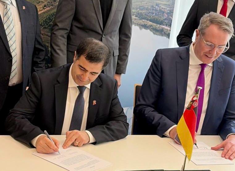 KAMUOYUNUN BİLGİSİNE

Rheinland-Pfalz Eyalet Başbakanı Sayın Alexander Schweitzer ile birlikte yeni sözleşmeyi imzaladık. Kendisine göstermiş olduğu dayanışma ve destek için teşekkür ediyoruz.

KAZANIMLARIMIZI GÜÇLENDİRMEYE VE KALICI HÂLE GETİRMEYE YÖNELİK ÇALIŞMALARIMIZ  KARARLI