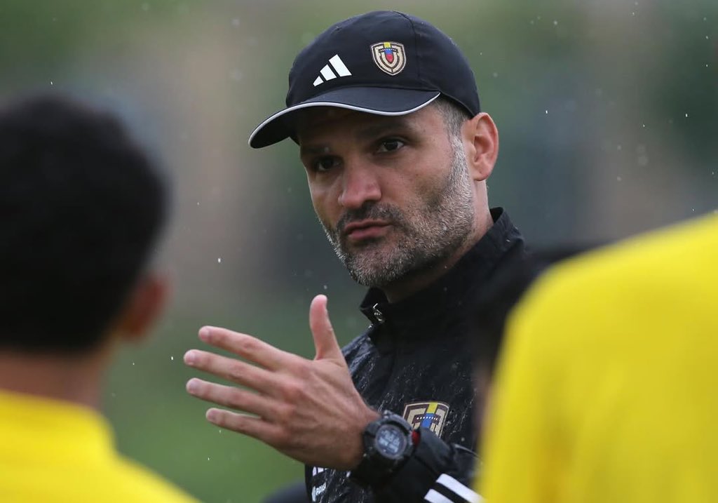 Tenemos DT para la Vinotinto. Si bien ya era voz populi, Oswaldo Vizcarrondo fue presentado como nuevo timonel de la selección. Me cuesta coincidir con la estrambótica propuesta de la FVF sobre la que tengo una serie de reparos. Más allá de la escasa experiencia del entrenador,