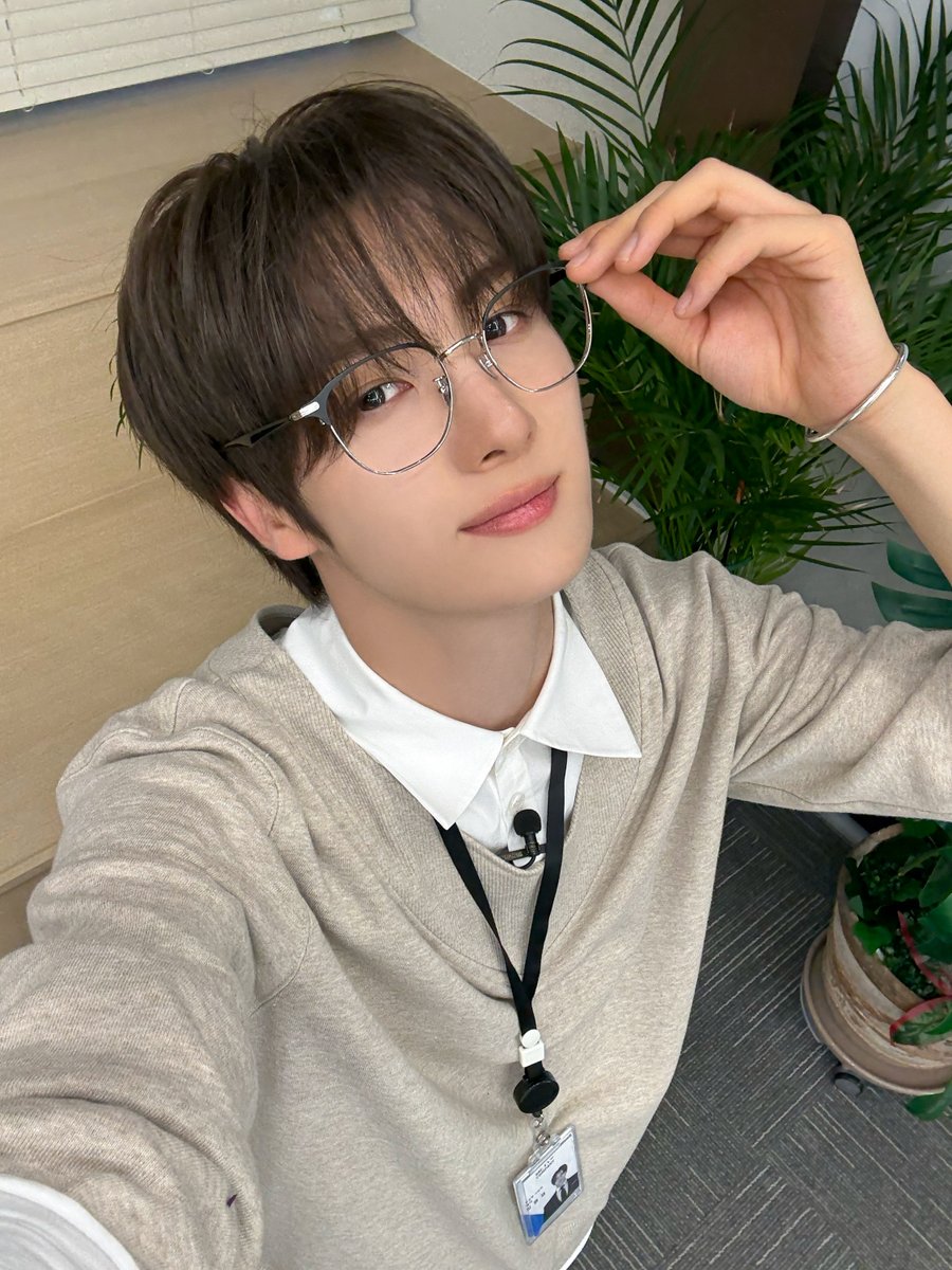 이번 자컨 영재 코디 너무 맘에들어 안경도 너무 잘 어울리고 그냥 다 너무 이쁨 🥹