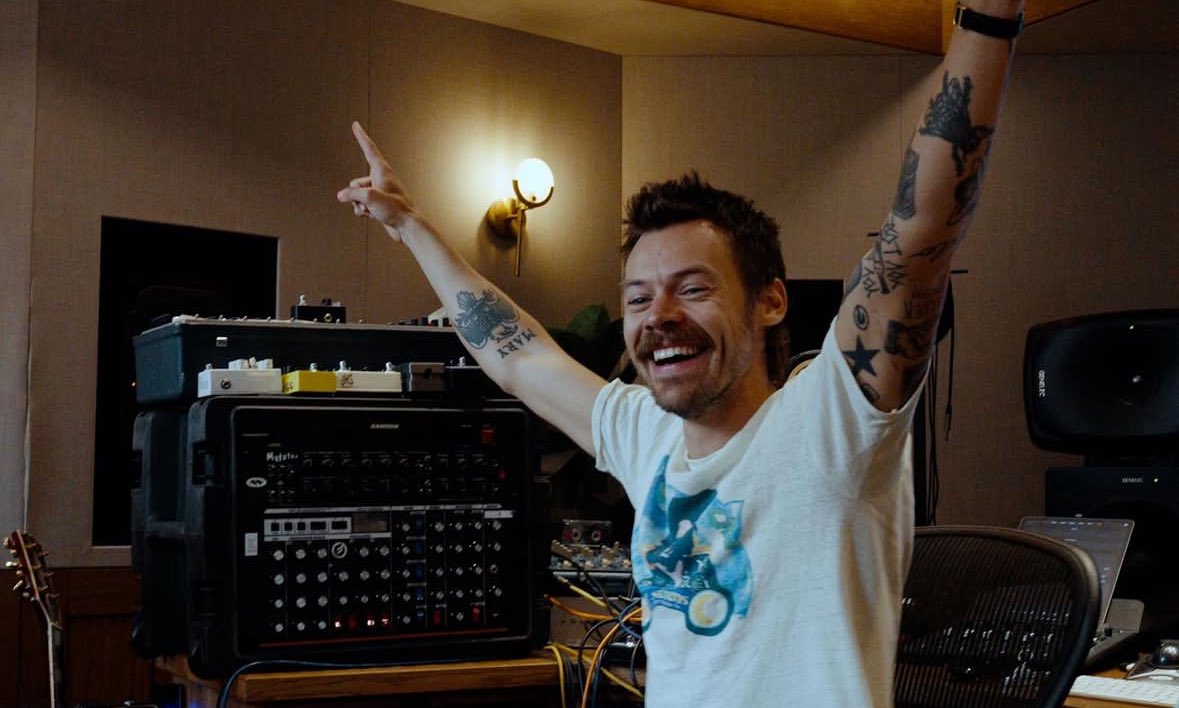 hstbrasil's tweet photo. 🚨 Harry Styles acaba de anunciar seu novo single, “Aperture”, para o dia essa sexta feira, 23 de janeiro💋🪩 https://t.co/vNcnOjBilF