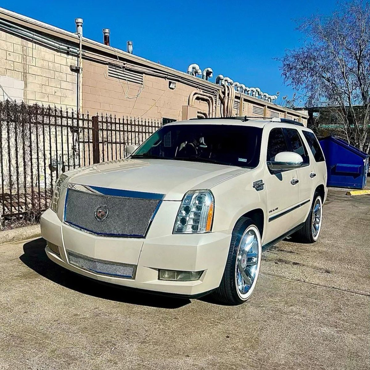 voguetyres's tweet photo. Cadillac Escalade shining on Vogues โ๏ธ #Cadillac #Escalade #VogueTyres #Vogues #Vogue https://t.co/542rDzCS0f