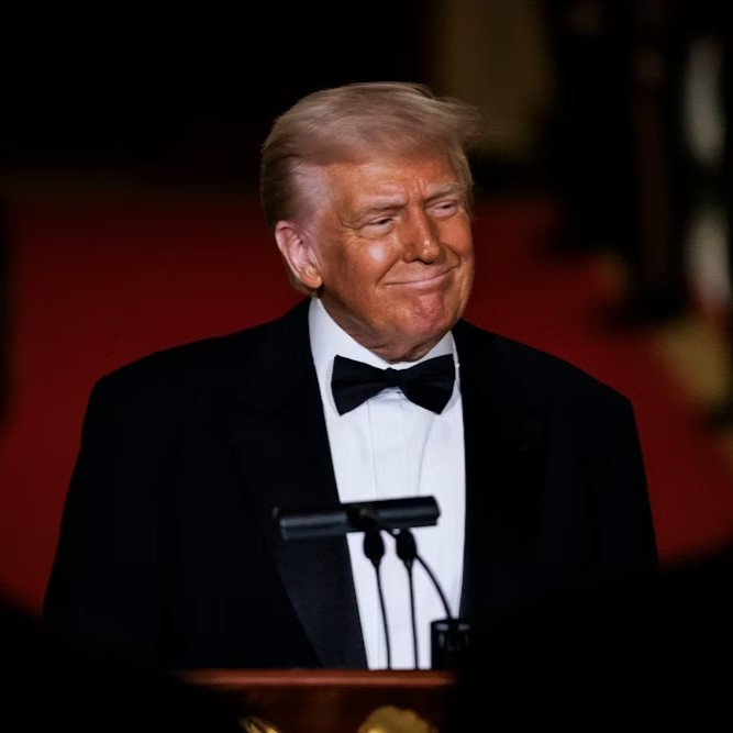 factpostnews's tweet image. Trump and his family have accumulated over $1.8 billion in cash and gifts since he was re-elected.