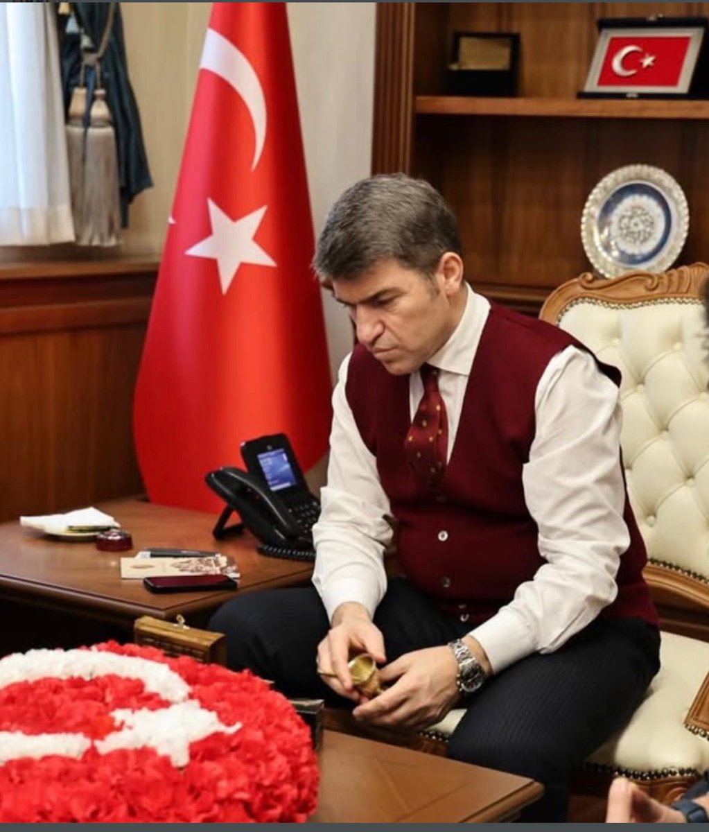 Mavi göklerin beyaz ve kızıl süsü
…
Tarih boyunca “Sana uzanan eller kırılmaya mahkum”dur.