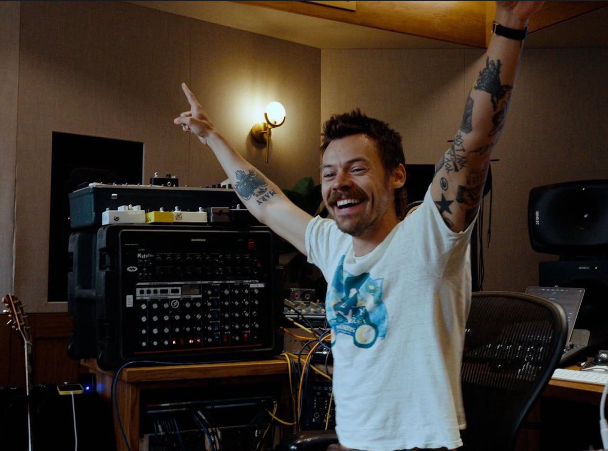 TheHSBrasil's tweet image. 🚨 VEIO AI! Harry acaba de anunciar single “Aperture” para o dia 23/01.