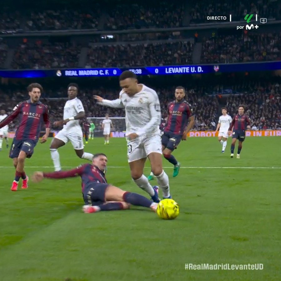 ArchivoVAR's tweet image. 🔴💥 #Oficial | El CTA se lava las manos con el penalti sobre Mbappé y el fuera de juego de Lamine Yamal.

▪️ Pese a ser dos acciones muy controvertidas, el Comité ha decidido pasar de ellas.

❌ El "Tiempo de Revisión" vuelve a ocultar dos errores de gravedad.