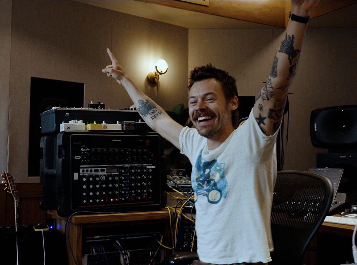 TheHarryNews's tweet image. Aperture, Jan 23rd, midnight UK! 🪩