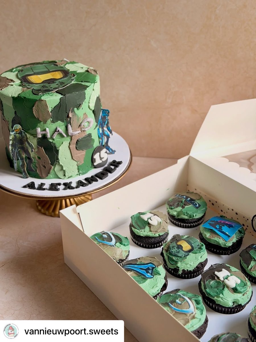 Cakeprint's tweet image. Nina van van Nieuwpoort Sweets maakte deze prachtige taart met bijpassende cupcakes in het thema van de game Halo. Ze versierde de lekkernijen met eetbare prints. 

#vannieuwpoortsweets #cakeprint #halotaart #eetbareprint
