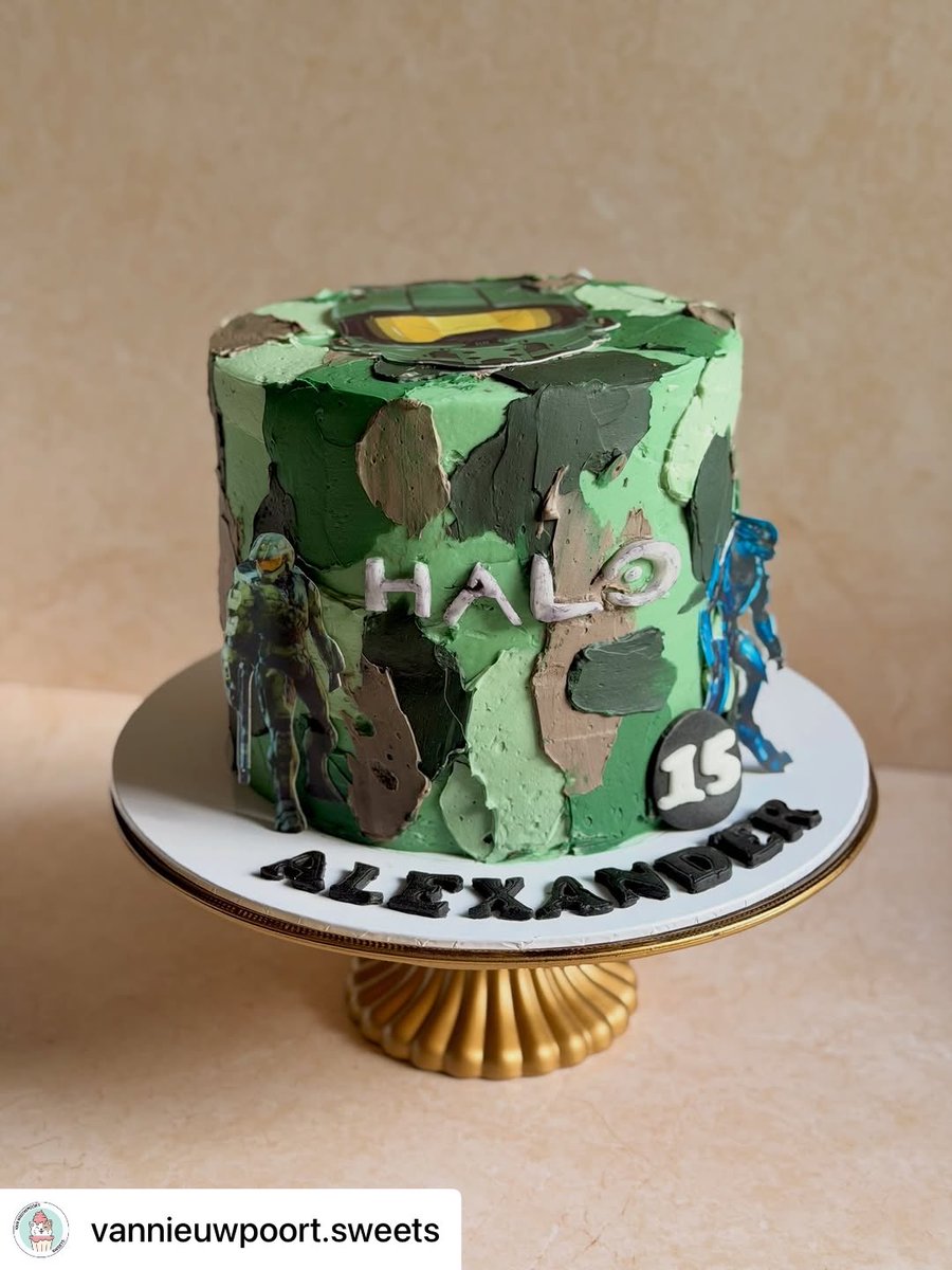 Cakeprint's tweet image. Nina van van Nieuwpoort Sweets maakte deze prachtige taart met bijpassende cupcakes in het thema van de game Halo. Ze versierde de lekkernijen met eetbare prints. 

#vannieuwpoortsweets #cakeprint #halotaart #eetbareprint