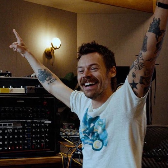 chartdata's tweet image. Harry Styles' new single' "Aperture" will be released on January 23.