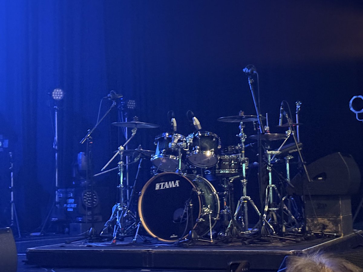hamausagi's tweet photo. そして何度もライブで観た蛍狩りはさらに進化していた。ほのかさんのギターの演奏が、蛍の光を束ねて夜空に流れる流星群に変えてしまった🪄
最後のはしるこどもは2年ぶりに再開した曲だとか。'24年はゆきやまロスで落ち込んだけど、デザレさんの素晴らしいドラムが支えてくれて感謝です🥁✨
#cellcore https://t.co/b1upfph4JL