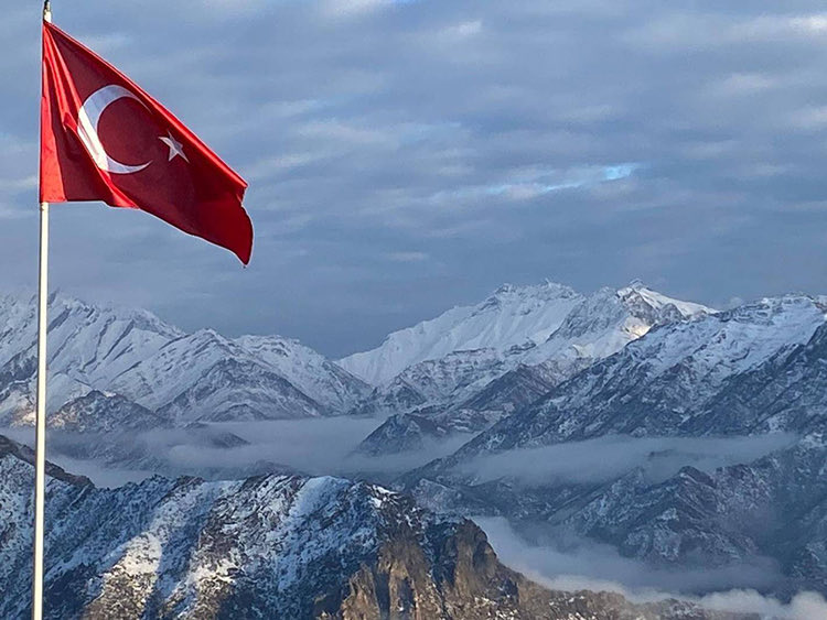 AhmetBeylerElci's tweet photo. ....

Bayrakları bayrak yapan üstündeki kandır
Toprak eğer uğrunda ölen varsa vatandır.

Mithat Cemal Kuntay

#Türkiye #bayrak #vatan https://t.co/WS1cwHbHjz