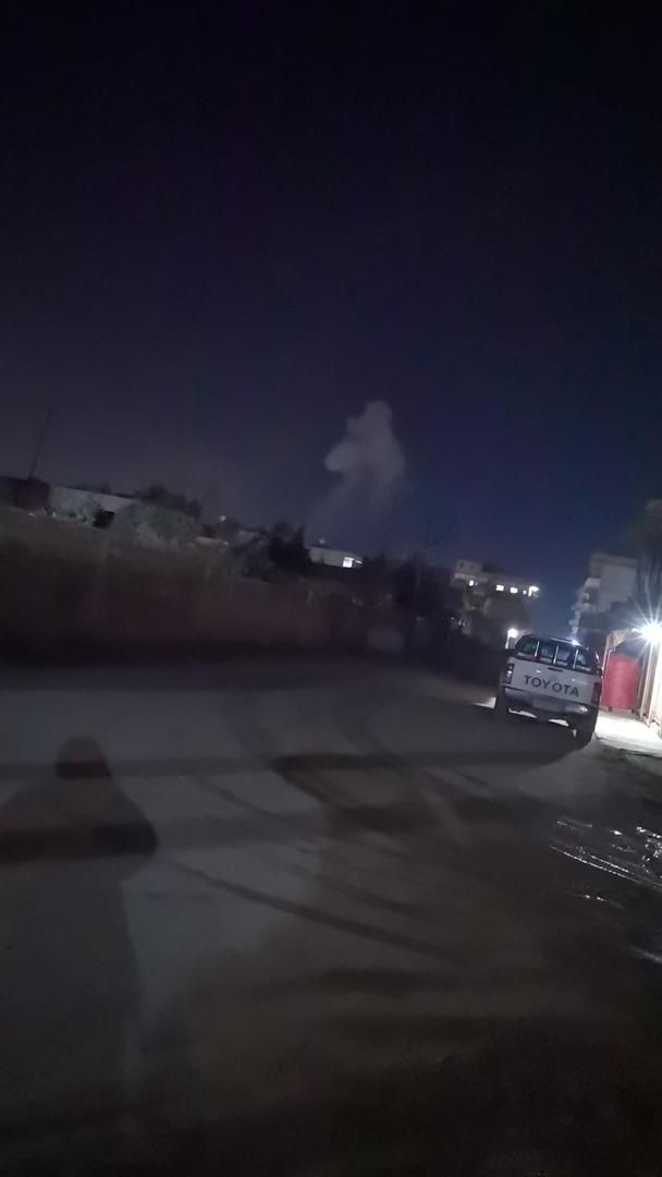 QAMİŞLO'DAKİ HASTANE'YE BOMBALI SALDIRI

Türk devleti ve HTŞ ile bağlantılı IŞİD hücreleri, Qamışlo'daki Heyva Sor A Kurd Hastanesi'nde bomba yüklü bir motosikleti patlattı.

Ayrıca, Hawice kontrol noktası insansız hava araçlarıyla bombalandı.