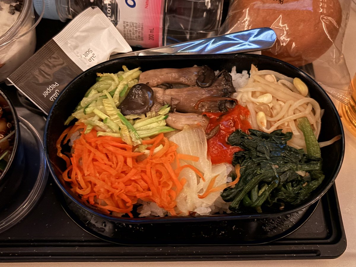 planetstroller's tweet image. 에티하드 처음 타봤는데 기내식이 맛있고 이코노미에도 제공되는 스뎅 커틀러리에서 작은 감동을 느꼈음…