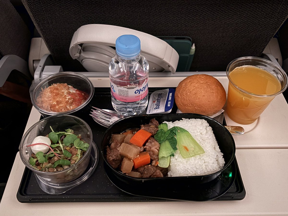 planetstroller's tweet image. 에티하드 처음 타봤는데 기내식이 맛있고 이코노미에도 제공되는 스뎅 커틀러리에서 작은 감동을 느꼈음…
