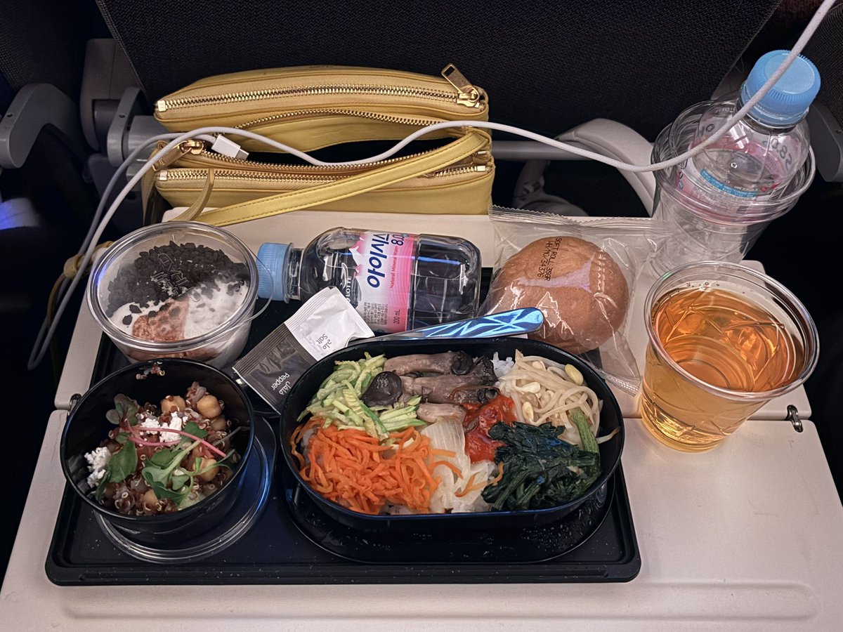 planetstroller's tweet image. 에티하드 처음 타봤는데 기내식이 맛있고 이코노미에도 제공되는 스뎅 커틀러리에서 작은 감동을 느꼈음…