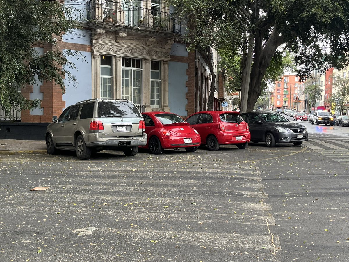 GabyMartinez's tweet photo. Buenas tardes, se solicita apoyo para retirar autos bloqueando paso peatonal de ambos lados del cruce de Joaquín García Icazbalceta y Manuel María Contreras, Col. San Rafael. @OVIALCDMX @AlcCuauhtemocMx @UCS_GCDMX https://t.co/kt7MCgdcAa